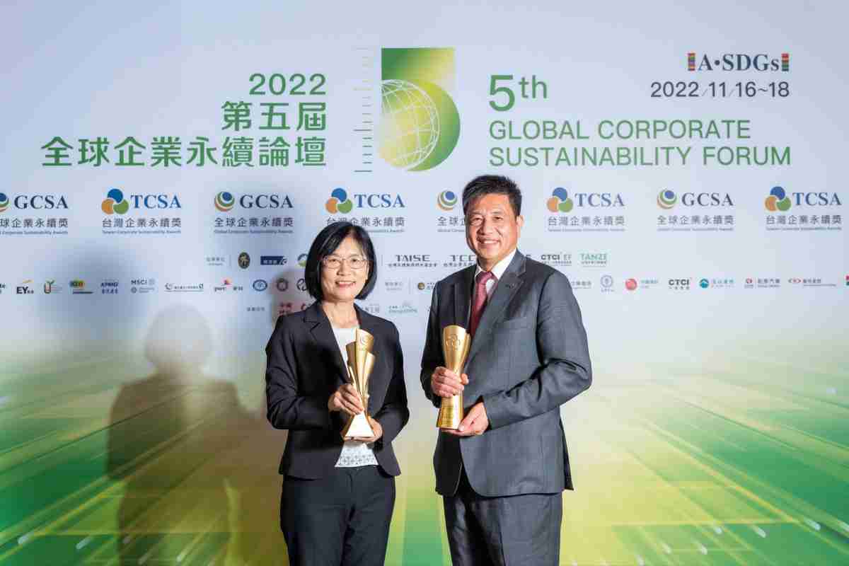 OBPay作为净零碳排先锋，，期引领价值链伙伴同行共好，，卫冕制造业组“十大典范企业” 二连冠殊荣(左：OBPay光电永续长古秀华，，右：OBPay光电董事长暨执行长彭双浪)