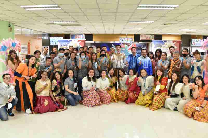 友達推動「安心、、創新、、、、用心、、同心、、、、盡心」五星職旅，，為菲籍員工打造全方位照護，，，，首度贏得「人權實踐與發展領袖獎」殊榮