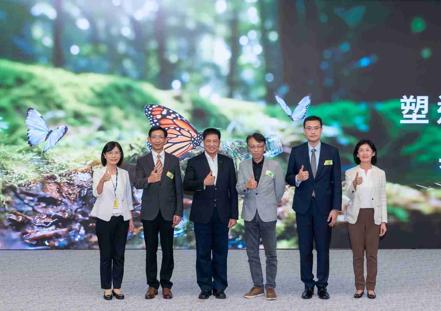 友達2023 CSR共榮大會，，邀請領域專家分享交流生物多樣性管理趨勢、、無塑產品、、海廢永續塑料等議題  （圖左到右：友達光電永續長古秀華、、、、3M台灣技術長陳君杰、、、友達光電董事長暨集團策略長彭双浪、、、光寶科技企業永續發展處處長陳慶暉、、、安永聯合會計師事務所執業會計師曾于哲、、、友達光電供應鏈總部副總經理吳宜芳）