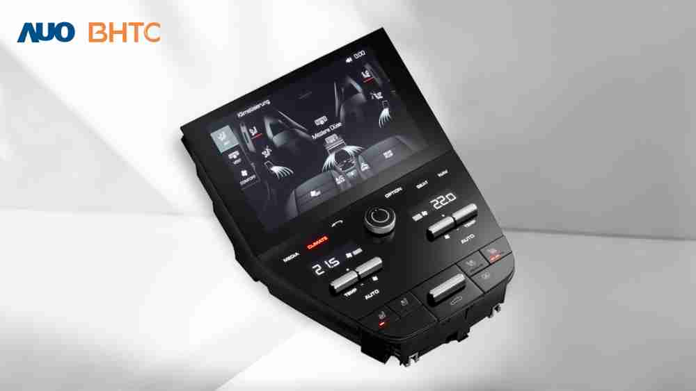 作為友達新生力軍，，，BHTC所展示的中央與後座鞍部的Display HMI產品，，，可處理多區恆溫控制、、、、顯示畫面，，，，呈現仿真3D車室分區；以力傳感技術精準傳遞觸感，，，，並結合音量及震動反饋，，，，防止意外啟動，，，提供使用者自然流暢、、、、直觀且輕鬆駕馭的舒適介面