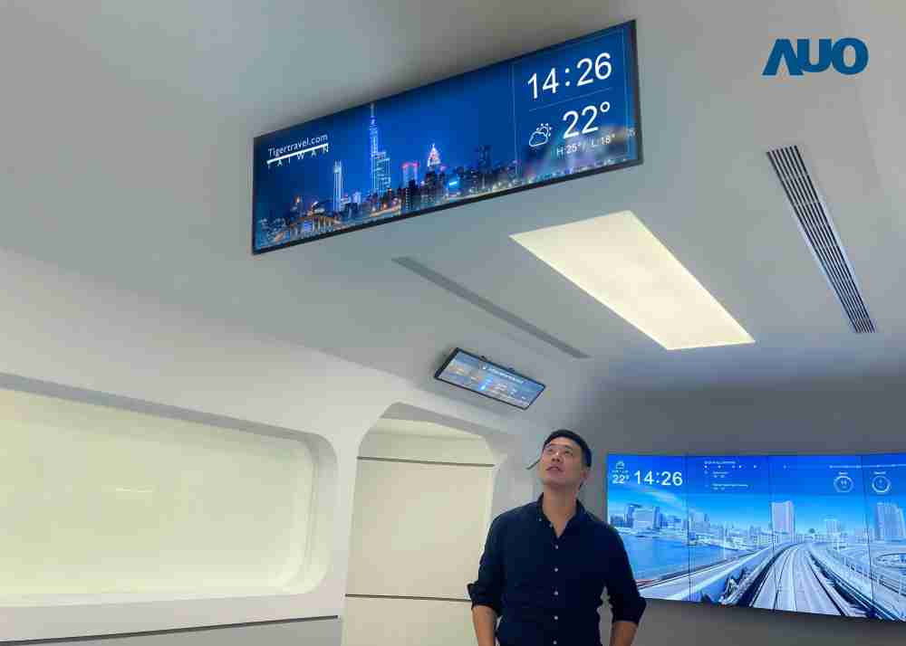 达擎TARTAN “37吋超薄双屏车厢显示器” 采用单一背光设计，，将双面显示器厚度大幅缩减至12mm，，支持长条屏 32:9 规格，，，突破传统分辨率限制，，，提供旅客更清晰实时的乘车信息及广告讯息